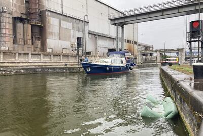 En el casco viejo se ven algunas de esas fachadas estrechas y alargadas típicamente belgas con notas de Art-nouveau. En los alrededores hay fábricas abandonadas, barriadas descuidadas con casas de ladrillo, grafitis y escombros. Se intuye que hubo tiempos mejores. Esto es, a grandes rasgos, lo que unos ojos extraños se encuentran al llegar a orillas de Sambre para recorrer Charleroi, un municipio a 50 kilómetros al sur de Bruselas, en Valonia, con fama de ser una monstruosidad estética.