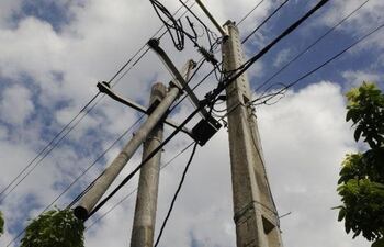 La víctima había subido a una columna con la supuesta intención de robar los cables. (Foto ilustrativa).