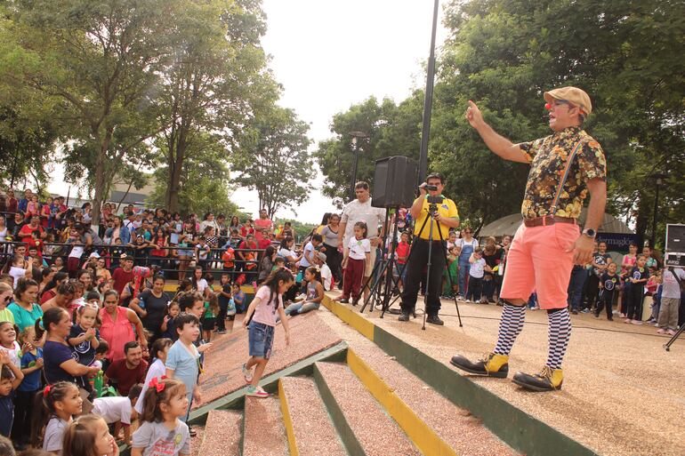 El payaso Pedrito hizo un divertido show de una hora para niños y grandes en la plaza Tte. Fariña.
