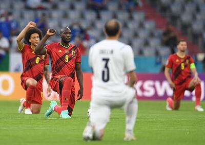 Jugadores de Bélgica e Italia se arrodillan en apoyo contra el racismo.