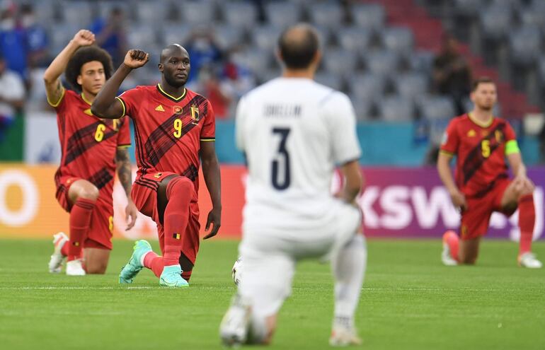 Jugadores de Bélgica e Italia se arrodillan en apoyo contra el racismo.