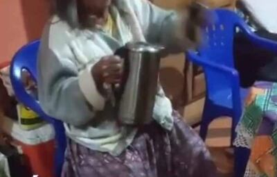 La anciana manifestó que su nieto le despojó  de su termo y le derramó agua caliente que le ocasionó quemaduras en el pecho y abdomen.