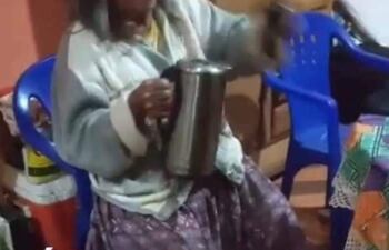 La anciana manifestó que su nieto le despojó de su termo y le derramó agua caliente que le ocasionó quemaduras en el pecho y abdomen.