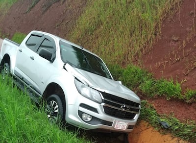 La camioneta terminó en una cuneta, luego de que su conductor tuviera que maniobrar para evadir raudales.