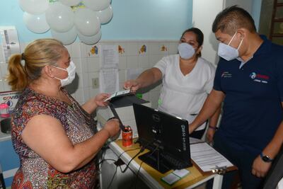 Inicio de la vacunación con el Covid 19 en el Hospital de Trinidad. Corresponde al primer lote de vacunas Sputnik V, y se hace bajo custodia militar.