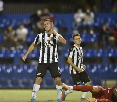 Sebastián Ferreira anotó dos goles en la victoria de Libertad