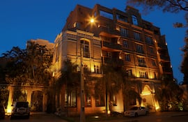 Perspectiva frontal del Hotel La Misión Boutique, que evoca Las Misiones Jesuíticas, fusionando el barroco español con lo nativo, ubicado en el barrio Villa Morra.