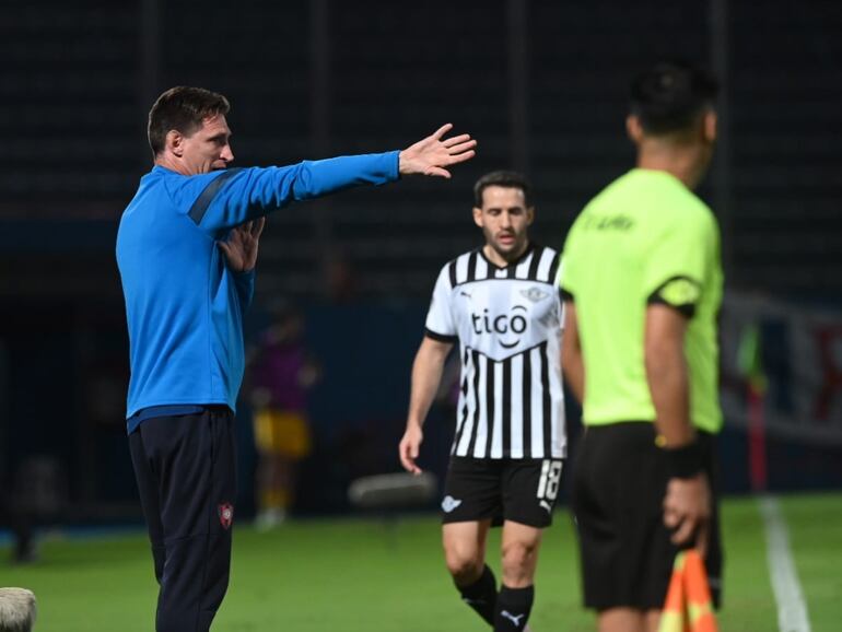 El argentino Facundo Sava (i), entrenador de Cerro Porteño, durante el partido ante Libertad por la penúltima jornada del torneo Apertura 2023 del fútbol paraguayo en el estadio La Nueva Olla, en Asunción.
