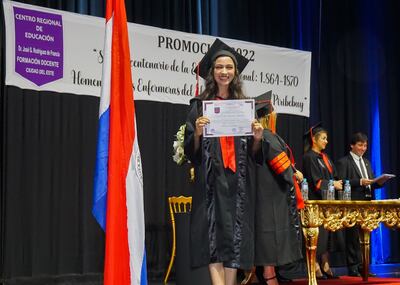 La joven Nicole Rashel González Amarilla se graduó de docente.