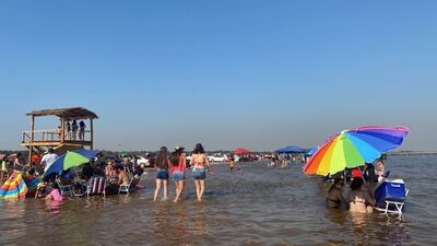 Miles de personas visitaron la playa Kuarahy Reike en Itá Corá.