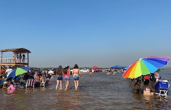 Miles de personas visitaron la playa Kuarahy Reike en Itá Corá.