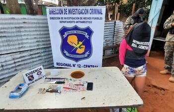 Liz Maricel Vargas junto a las evidencias que nuevamente fueron encontradas en su poder. Según vecinos la joven lidera una pequeña red de traficantes de crack en su barrio.