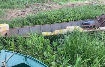 Los narcotraficantes se vieron obligados a abandonar la embarcación cargada con la marihuana.