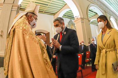 Monseñor Edmundo Valenzuela imparte la bendición al presidente Mario Abdo y su esposa Silvana López Moreira en la misa de Tedeum celebrada la mañana de hoy como parte de los festejos por la Independencia nacional.