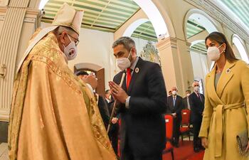Monseñor Edmundo Valenzuela imparte la bendición al presidente Mario Abdo y su esposa Silvana López Moreira en la misa de Tedeum celebrada la mañana de hoy como parte de los festejos por la Independencia nacional.
