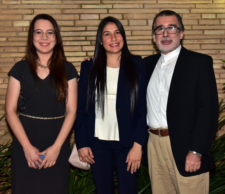 Yannie Cañete, Patricia Oliver y Dionisio González.