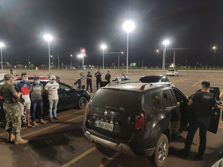 Momento en el que agentes de la Senad detuvieron a presuntos narcos