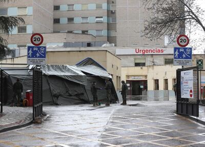 Un hospital de campaña montado para atención de pacientes con covid-19, frente a un hospital de Madrid, España.