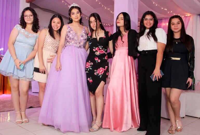 Fiorella con sus amigas.