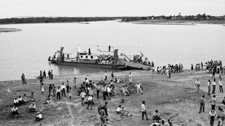 Balsa de Villa Florida que funcionaba antes de la inauguración del puente, en1968.