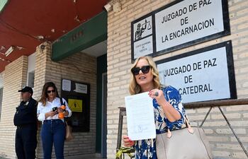 La periodista Menchi Barriocanal exhibe la orden que obtuvo del juez de Paz de La Encarnación Enmanuel Villalba, luego de que su número telefónico privado fuera expuesto y recibiera amenazas e insultos.