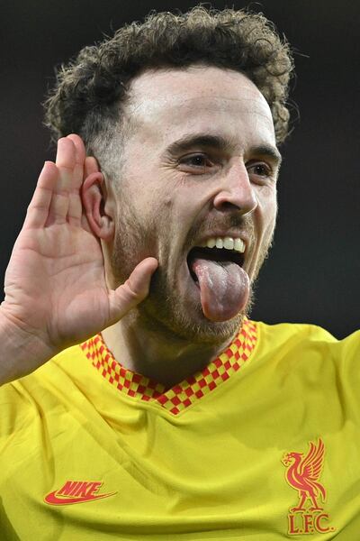 Diogo Jota celebra uno de los dos goles que marcó ayer para Liverpool ante Arsenal.