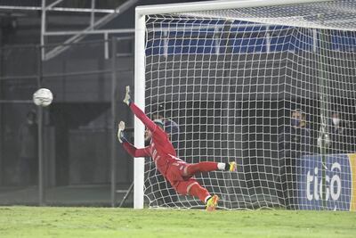 La tapada que valió ser finalista de la Copa Paraguay, la de Nicolás Campisi en el penal a Justo Roa. Antes paró el de Éver Cáceres.