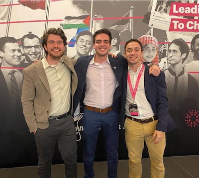 Los tres universitarios paraguayos que compitieron en Londres y lograron pasar a la final que se realizara en Nueva York.