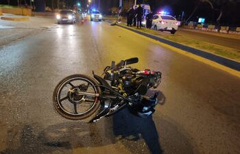 Así quedó la motocicleta en la que iban los ahora fallecidos.