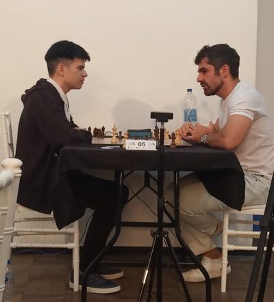El juvenil Juan Sebastián Melián (i), derrotando al GM brasileño Krikor Sevag Mekhitarian.