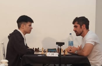El juvenil Juan Sebastián Melián (i), derrotando al GM brasileño Krikor Sevag Mekhitarian.