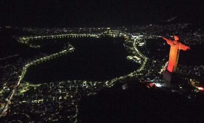 Fotografía aérea que muestra en la cima del cerro Corcovado, el Cristo Redentor de Río de Janeiro (Brasil).