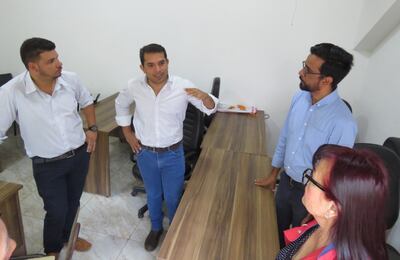 El concejal Luis Fernando Vargas, el intendente Roque Godoy y el director regional del SNPP, Julio Roa, durante la inspección de las salas del polideportivo municipal.