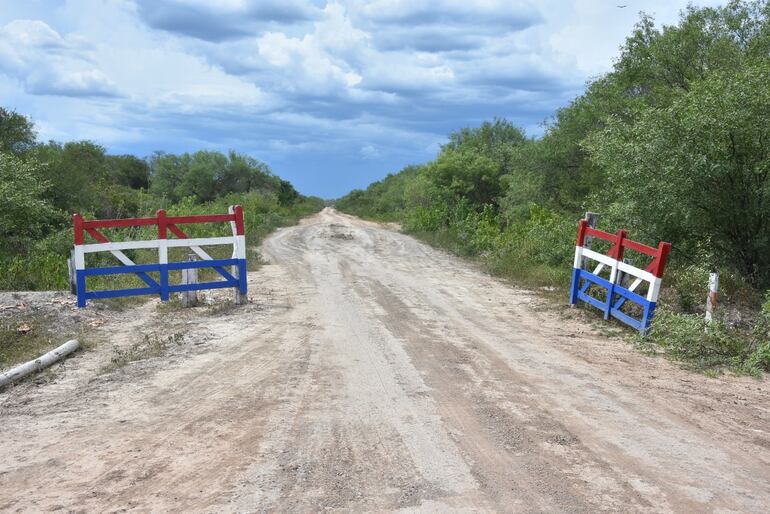 En Bahía Negra, esta es la puerta que conduce al infernal camino de la Línea 1. A pesar de su importancia, su mantenimiento está olvidado.
