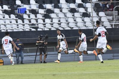 Sosa , con la boca llena de gol, festeja el 1-0 parcial.