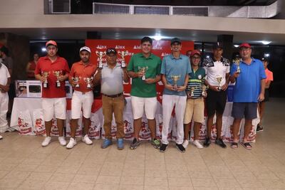 Los mejores clasificados de la Copa Caddie Patrón, del Asunción Golf Club, celebran con sus trofeos.