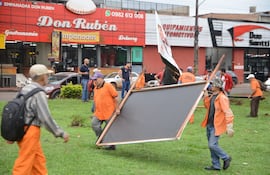 Los funcionarios de la comuna proceden al retiro de cartelería política ubicada en la rotonda del Área 1.
