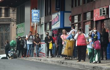 El Gobierno de Mario Abdo Benítez cada vez es más generoso con los transportistas y en contrapartida, los usuarios no reciben una mejora del servicio. Los pasajeros aguardan por horas las unidades de transporte público.