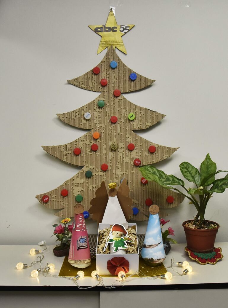 Este pesebre fue el primero que se armó en Publicidad. Fue hecho con los hijos de algunas colaboradoras, que con mucho entusiasmo armaron el arbolito y el pesebre con elementos reciclados.
