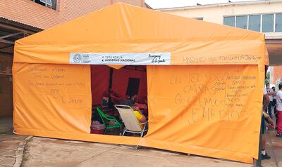 Comenzaron a escribir el nombre de los fallecidos en carpa instalada por Emergencia Nacional.