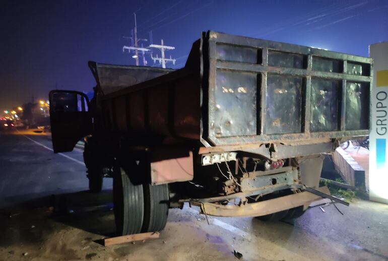 El camión sufrió un desperfecto en plena ruta y ocasionó un choque aparatoso.