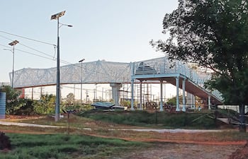 La pasarela “ñandutí” debía costar solo US$ 500.000 según expertos, pero MOPC terminará pagando US$ 2,1 millones a Engineering por la obra.
