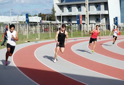 El velocista Mateo Vargas (de negro) se impuso en los 200 m llanos, en la pasada jornada evaluativa, celebrada en el pista del Comité Olímpico Paraguayo. Foto: FPA