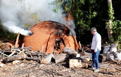 El fiscal  ambiental Erico Ávalos verifica el horno aún activo y que era utilizado para la elaboración de carbón  vegetal.