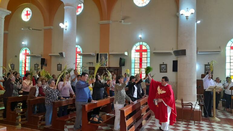 Cientos de fieles se congregaron en la Basílica Nuestra Señora del Pilar, para recibir la bendición de las palmas.