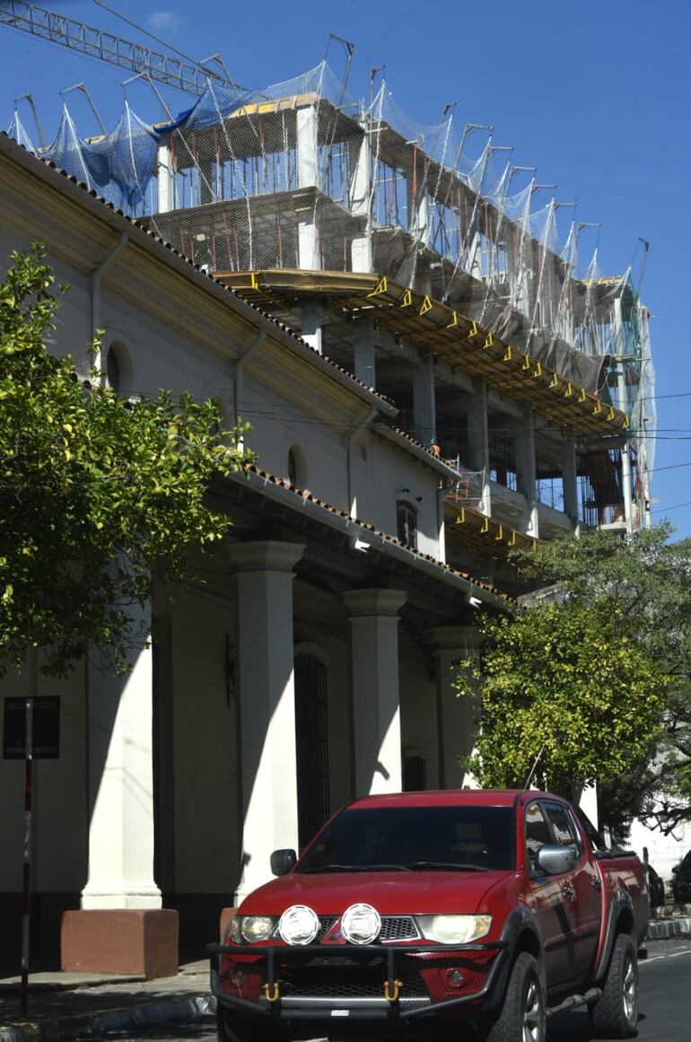 El perfil del edificio en construcción de la Universidad Católica ya se eleva por encima de la silueta de la Catedral Metropolitana de Asunción. 