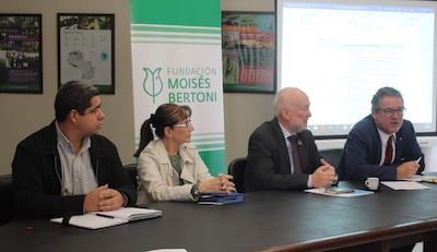 Ramón Chilavert (MADES), Fátima Mereles (Programa MAB Paraguay), Mario Samaja (ONU) y Ernesto
Fernández (UNESCO).