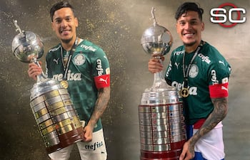 Gustavo Gómez por dos; con la Copa Libertadores tras la final 2021 (i) y la de 2020 (d) (gentileza @SC_ESPN).