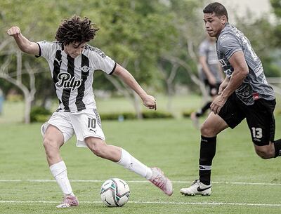 Acción ofensiva de Iván René Franco ante Walter Cabrera.