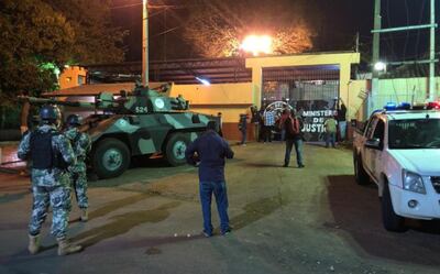 Efectivos militares y policiales custodian la entrada al penal.